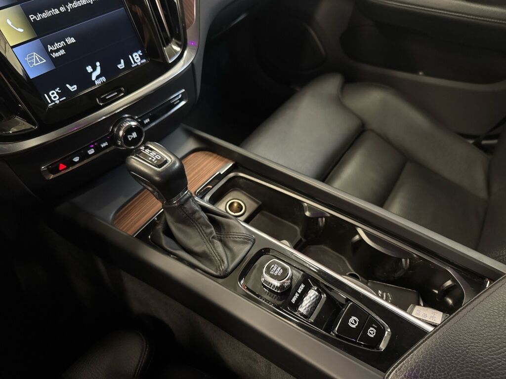 Volvo V60 2018 Musta