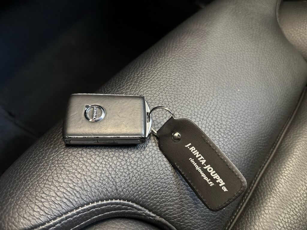 Volvo V60 2018 Musta