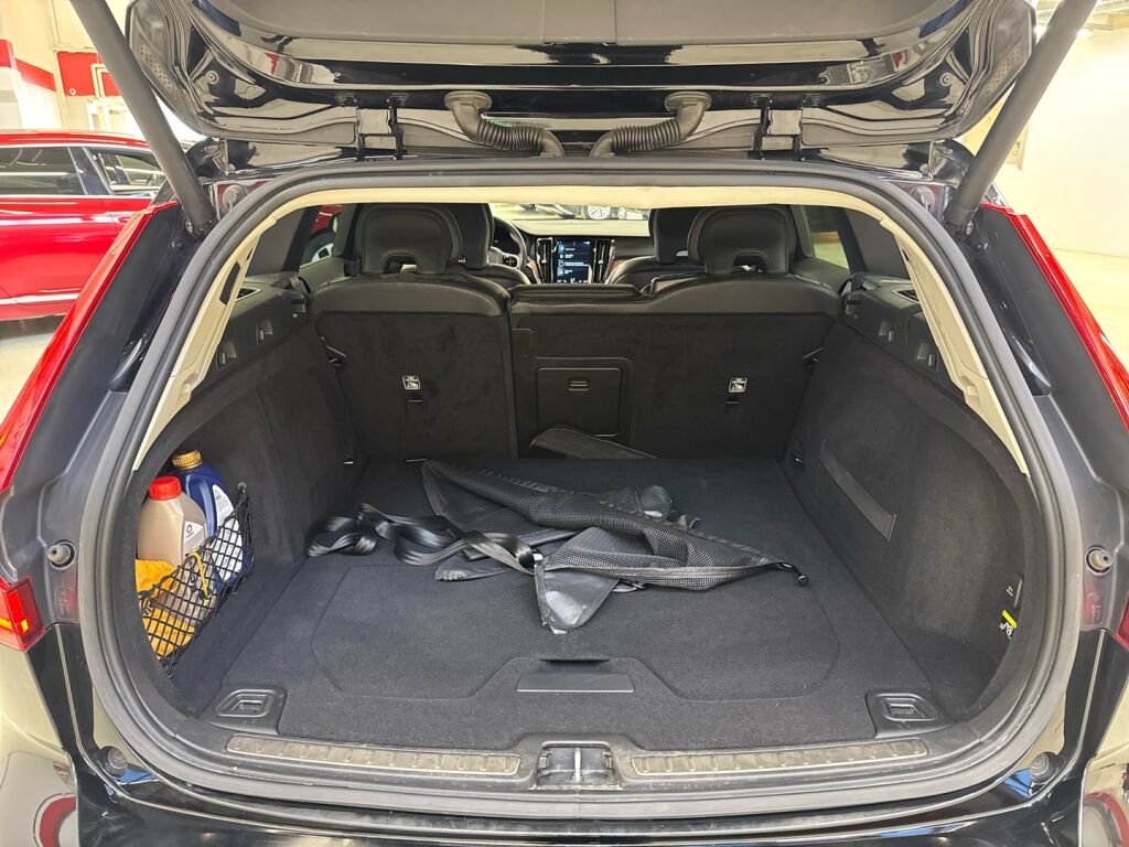 Volvo V60 2018 Musta