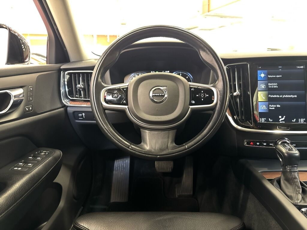 Volvo V60 2018 Musta