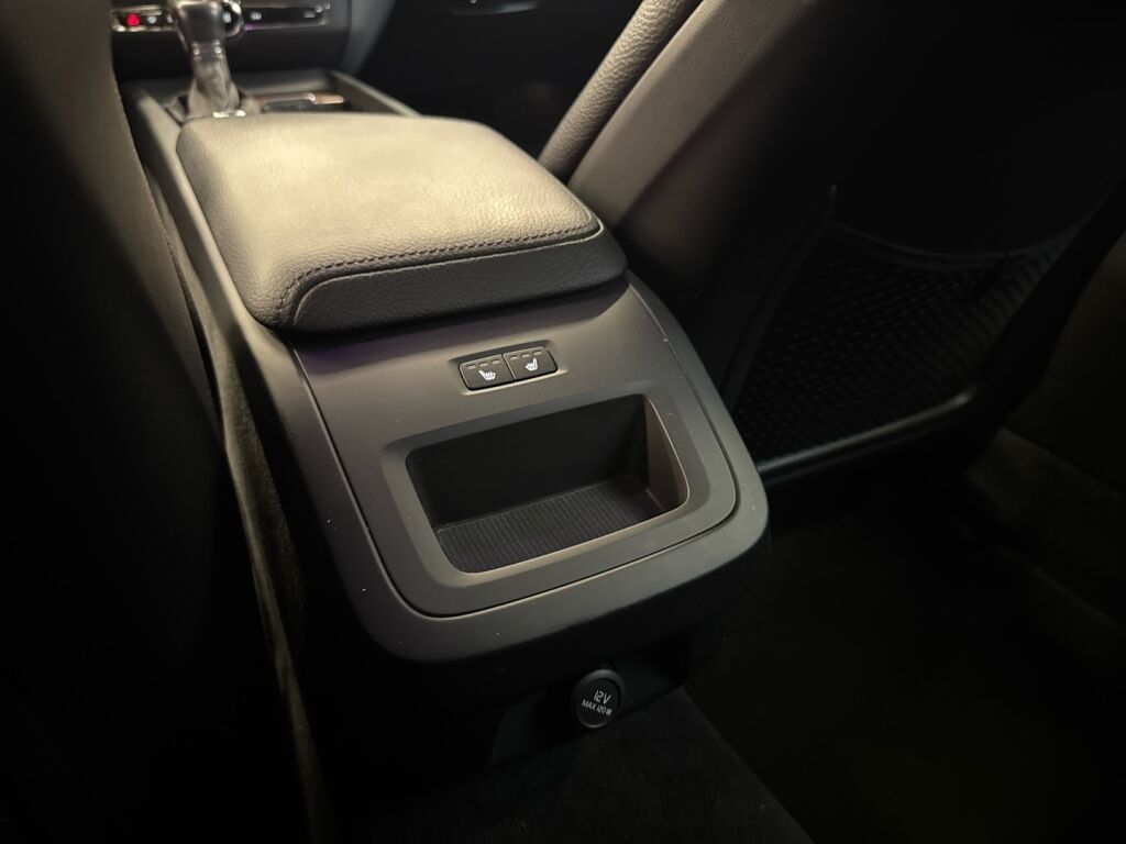 Volvo V60 2018 Musta