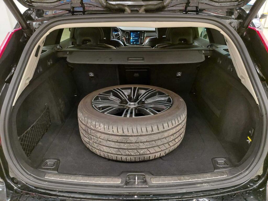 Volvo V60 2018 Musta