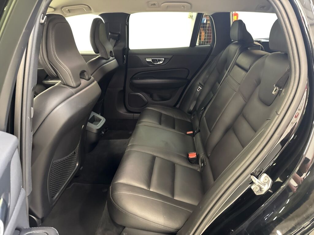 Volvo V60 2018 Musta