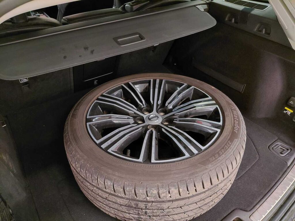 Volvo V60 2018 Musta