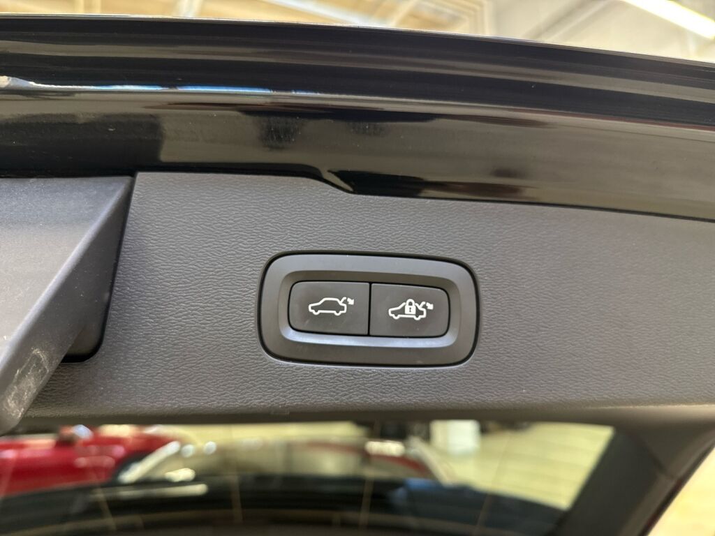 Volvo V60 2018 Musta