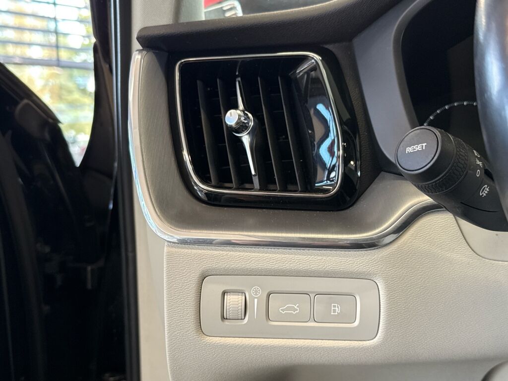 Volvo XC60 2019 Musta