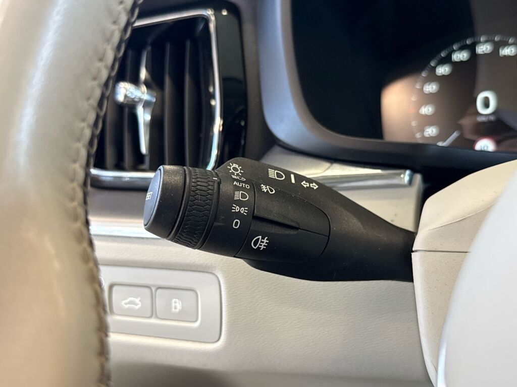 Volvo XC60 2019 Musta