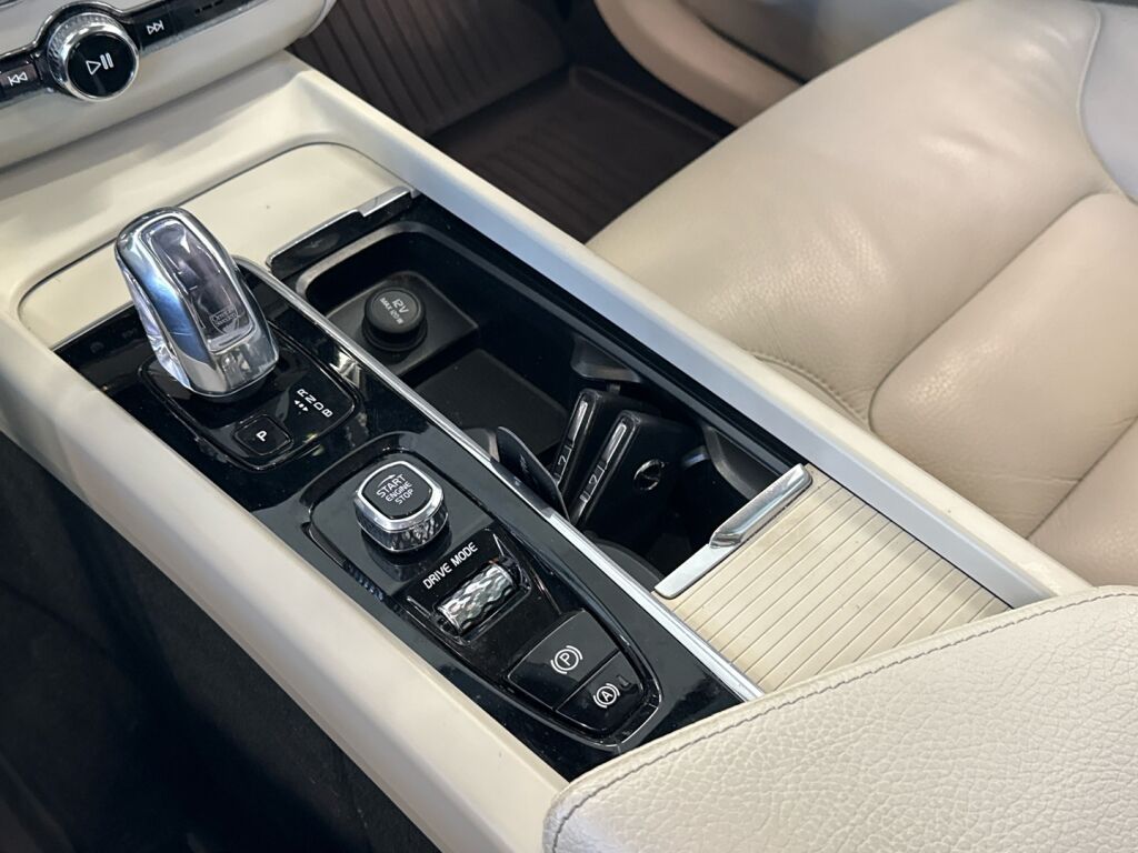 Volvo XC60 2019 Musta