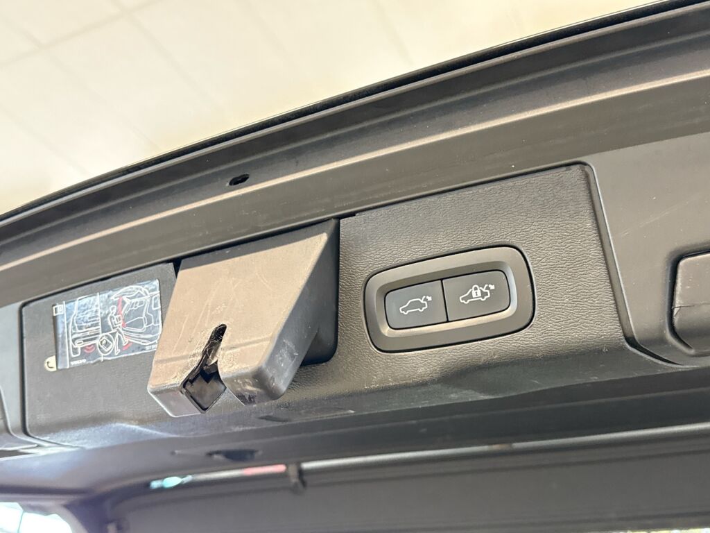 Volvo XC60 2019 Musta