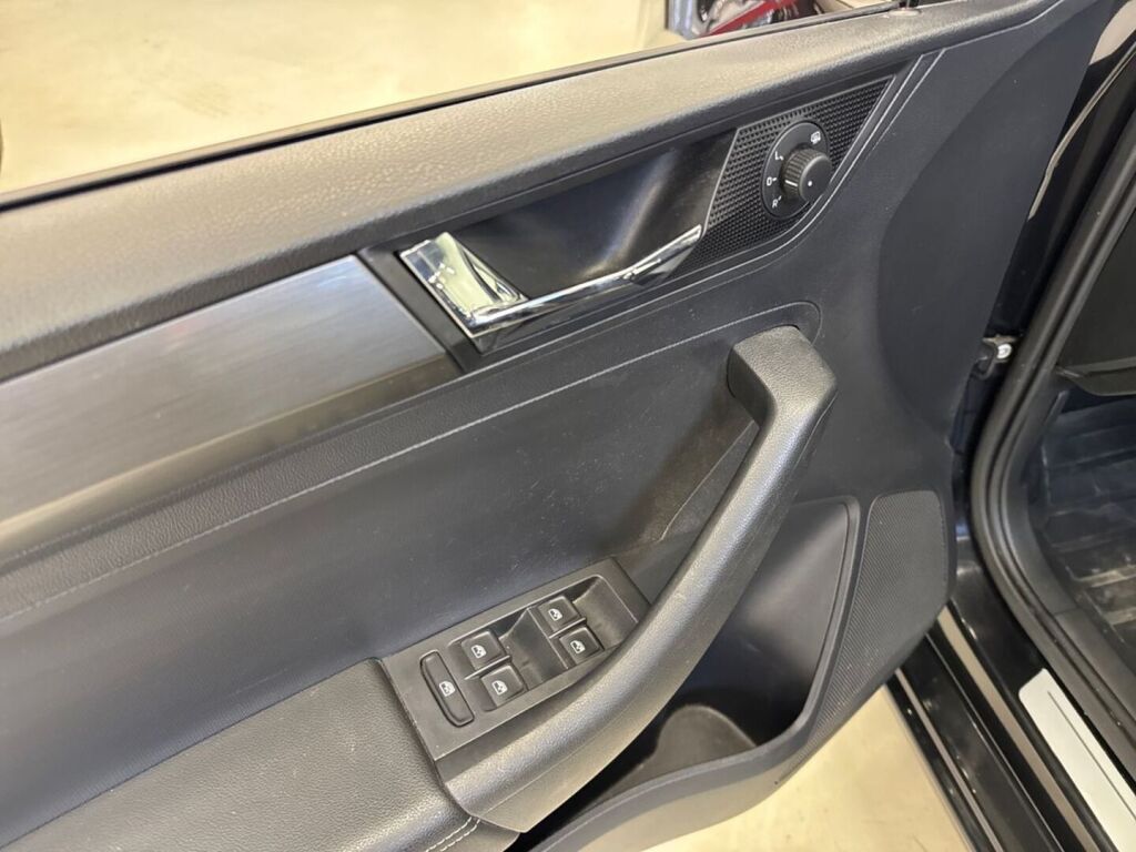Skoda Rapid 2018 Musta