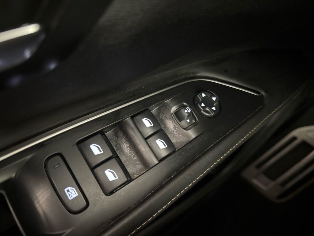 Peugeot 5008 2019 Musta