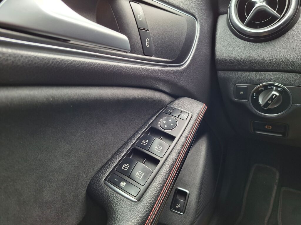 Mercedes-Benz CLA 2015 Musta