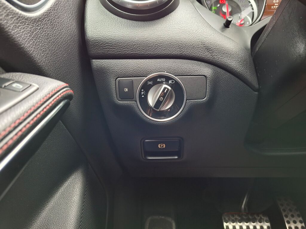 Mercedes-Benz CLA 2015 Musta