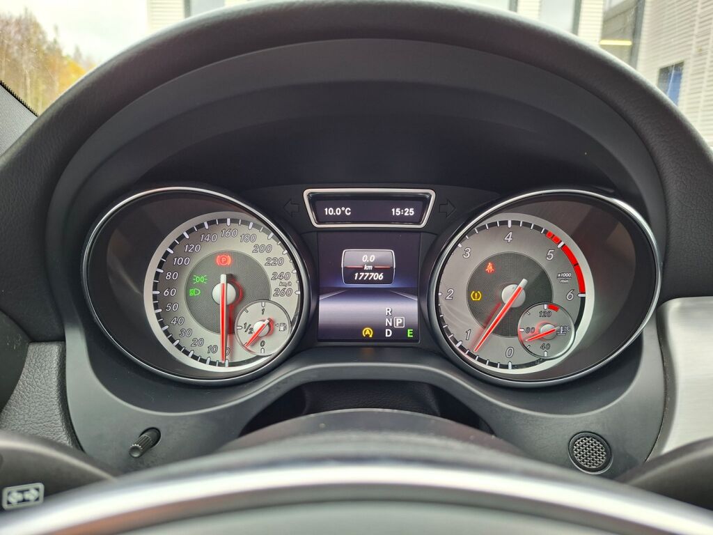 Mercedes-Benz CLA 2015 Musta