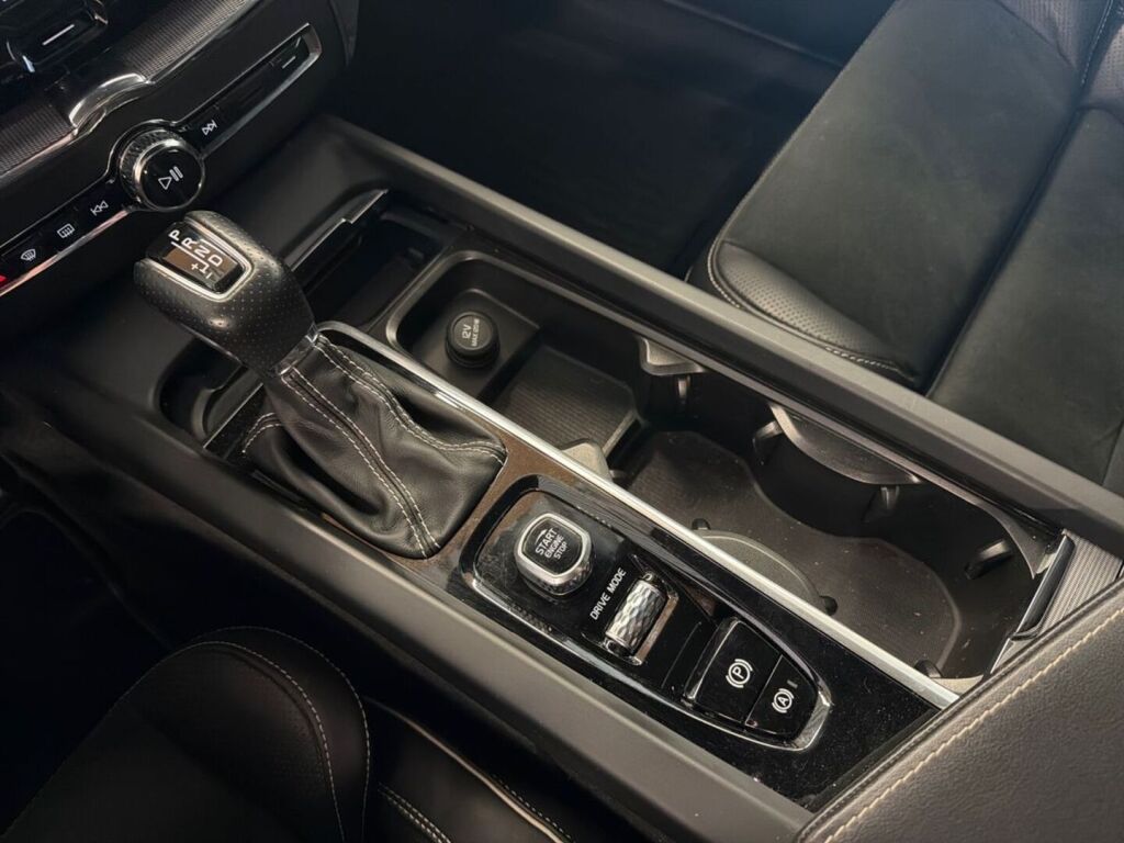Volvo XC60 2019 Sininen