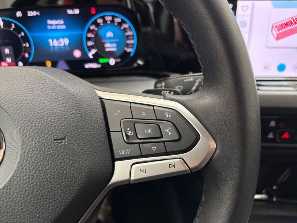 Volkswagen Golf 2022 Musta