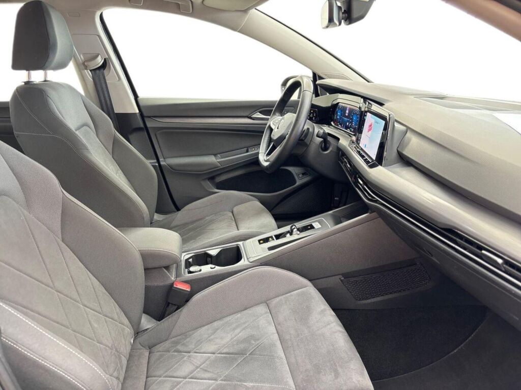 Volkswagen Golf 2022 Musta
