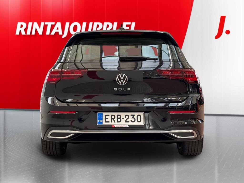 Volkswagen Golf 2022 Musta