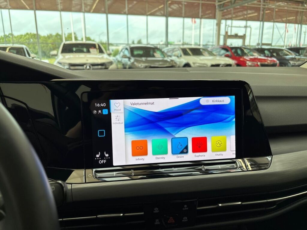 Volkswagen Golf 2022 Musta