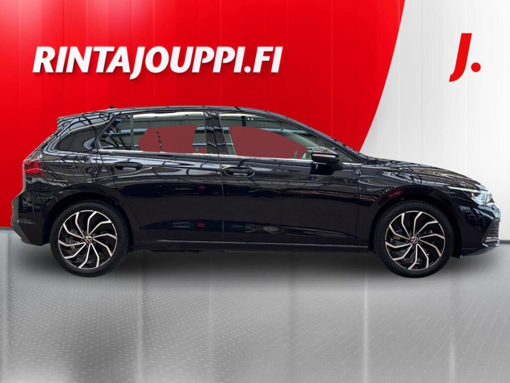 Volkswagen Golf 2022 Musta