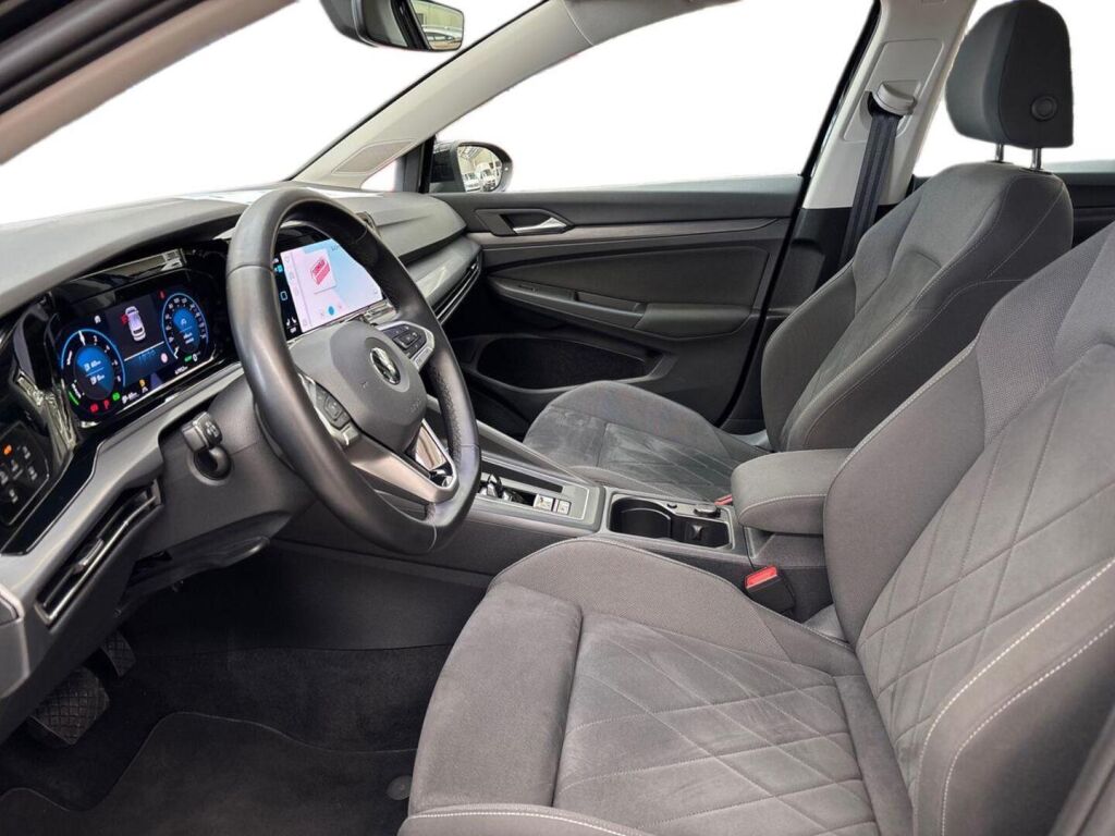 Volkswagen Golf 2022 Musta