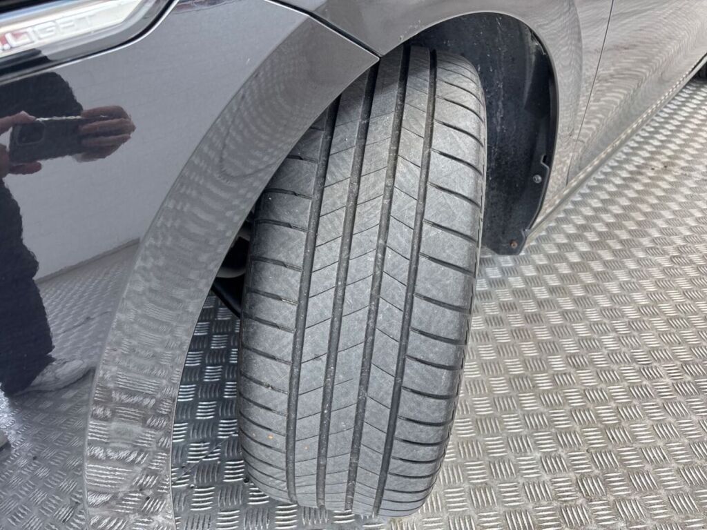 Volkswagen Golf 2022 Musta