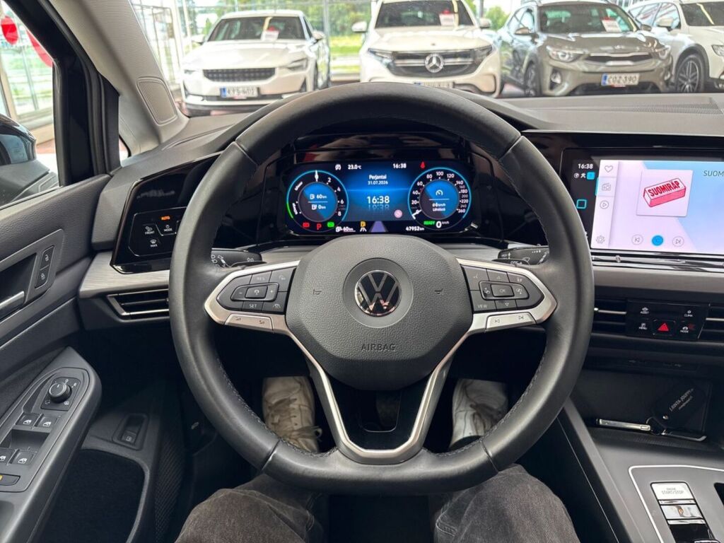 Volkswagen Golf 2022 Musta