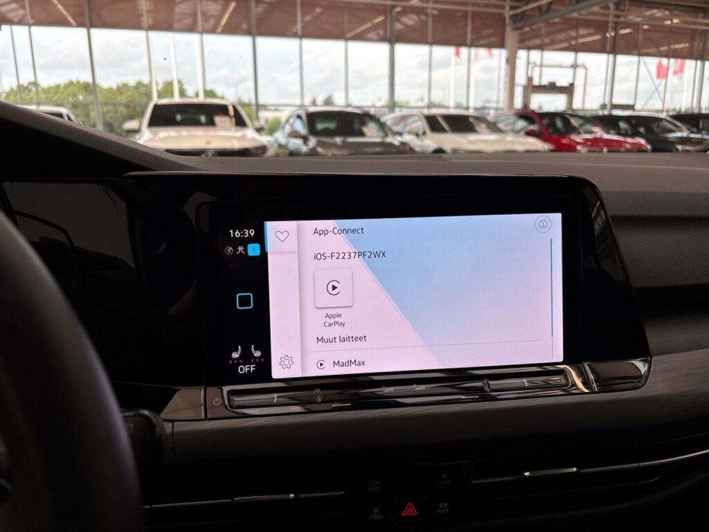 Volkswagen Golf 2022 Musta