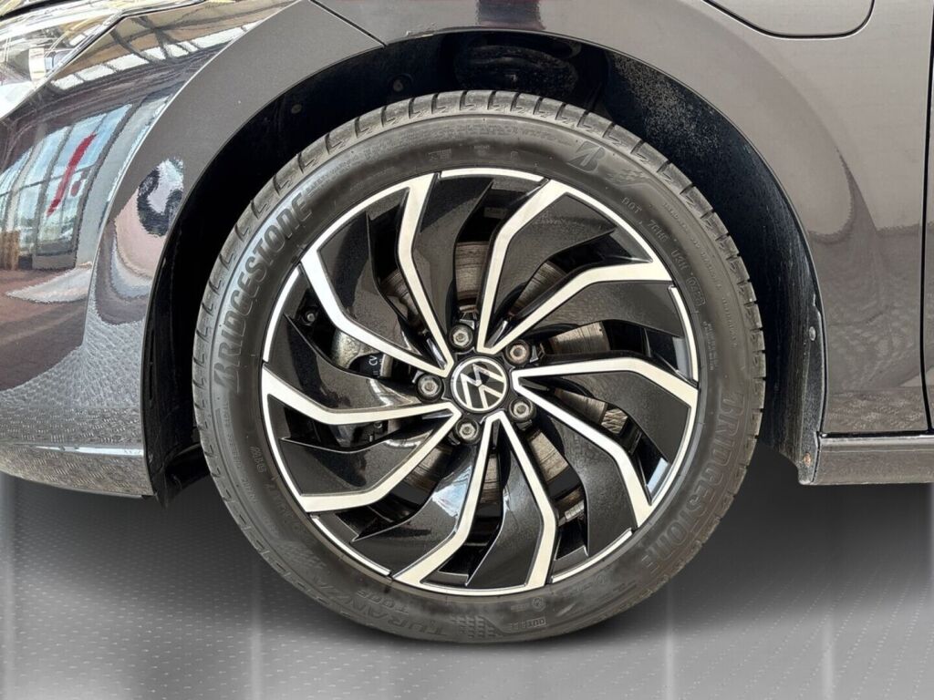 Volkswagen Golf 2022 Musta