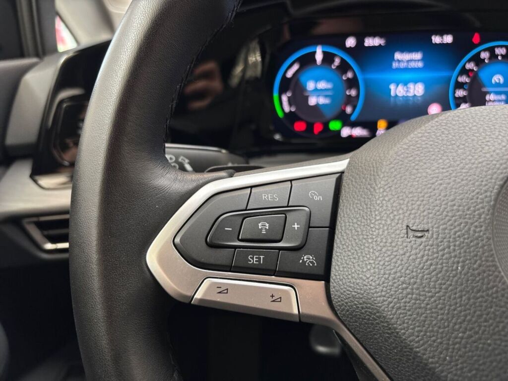 Volkswagen Golf 2022 Musta