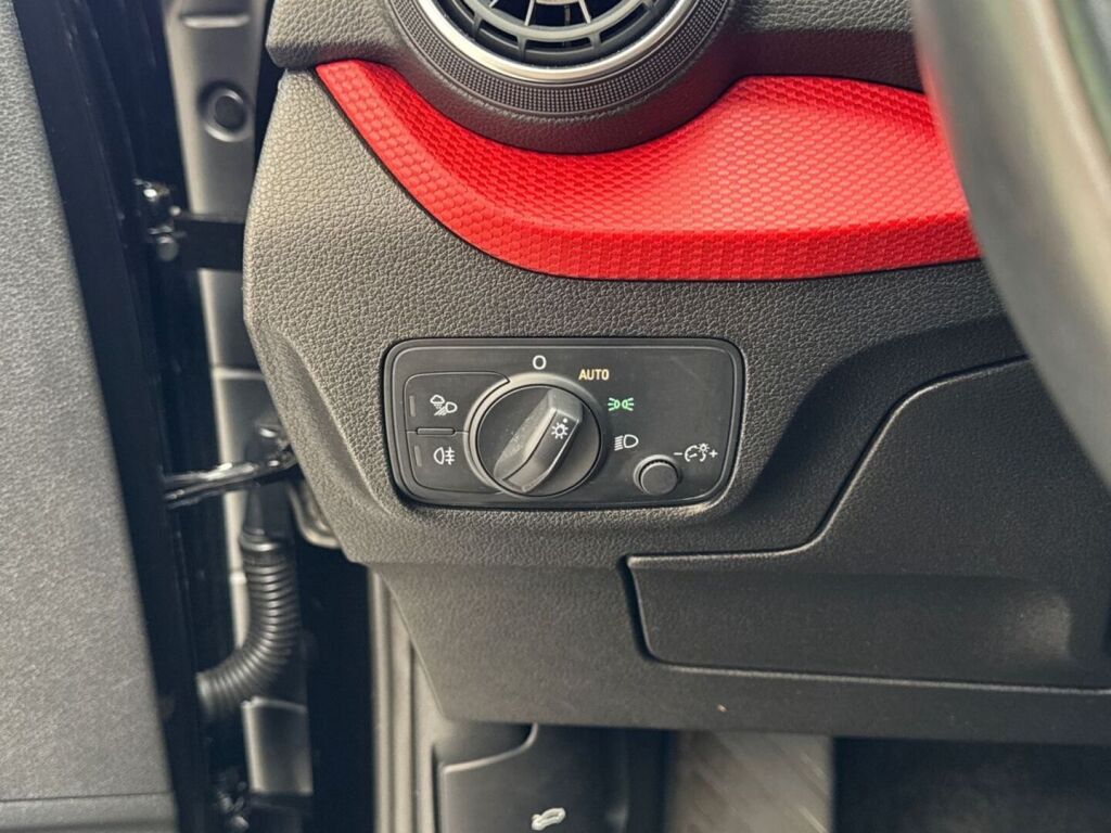 Audi Q2 2019 Musta
