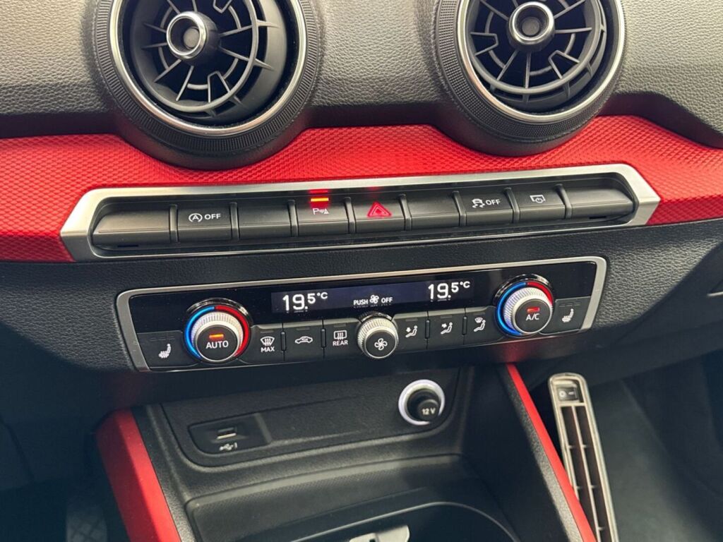 Audi Q2 2019 Musta