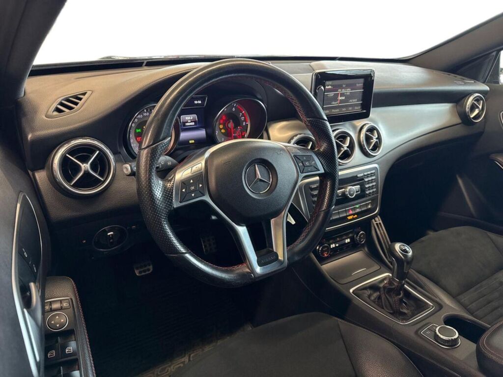 Mercedes-Benz GLA 2014 Musta