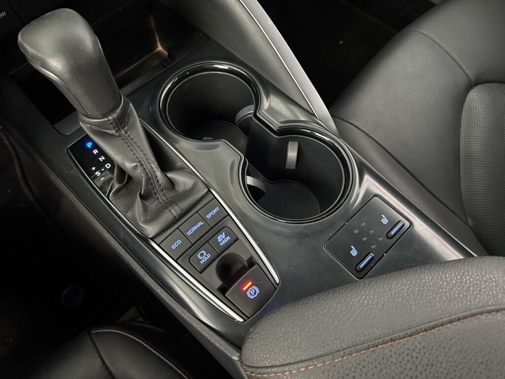 Toyota Camry 2019 Ruskea (beige)