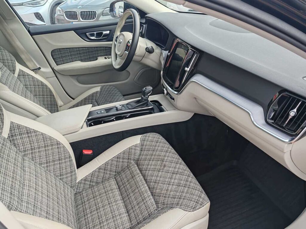 Volvo V60 2019 Musta