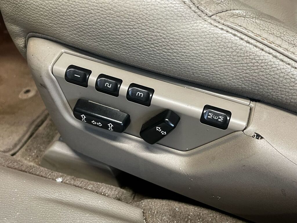 Volvo V70 2006 Keltainen