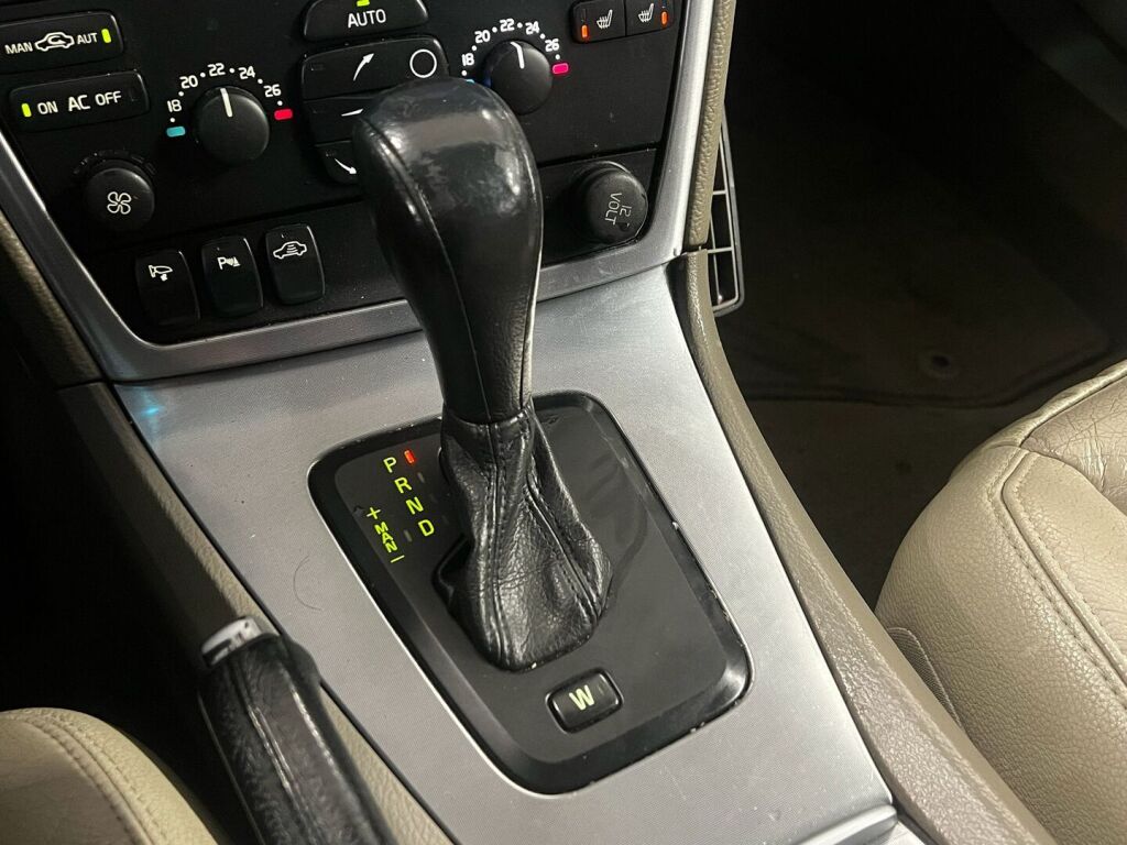 Volvo V70 2006 Keltainen