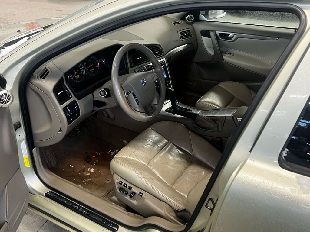 Volvo V70 2006 Keltainen