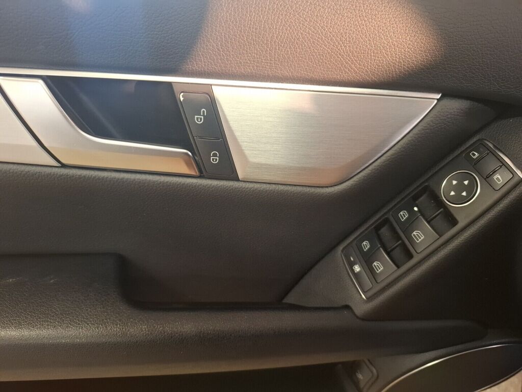 Mercedes-Benz C 2012 Musta