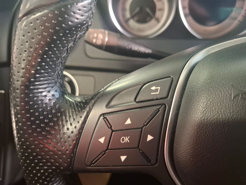 Mercedes-Benz C 2012 Musta