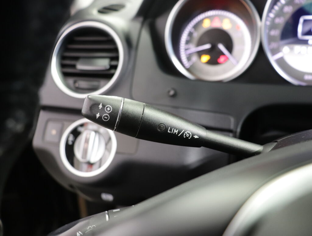 Mercedes-Benz C 2012 Musta