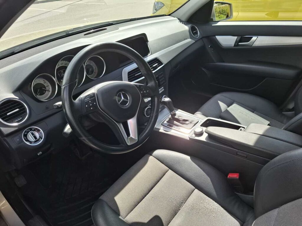Mercedes-Benz C 2012 Ruskea (beige)