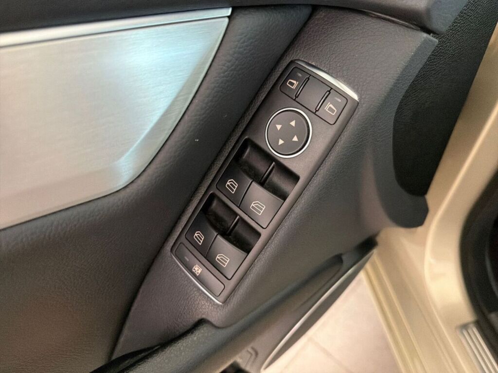 Mercedes-Benz C 2012 Ruskea (beige)