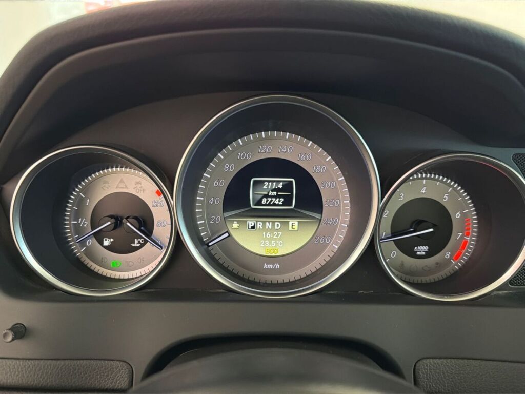 Mercedes-Benz C 2012 Ruskea (beige)