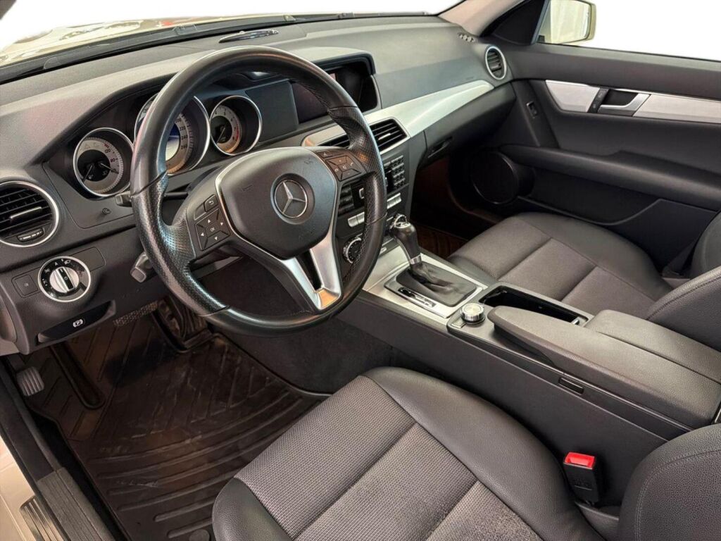 Mercedes-Benz C 2012 Ruskea (beige)
