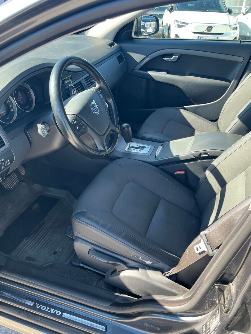 Volvo V70 2011 Harmaa