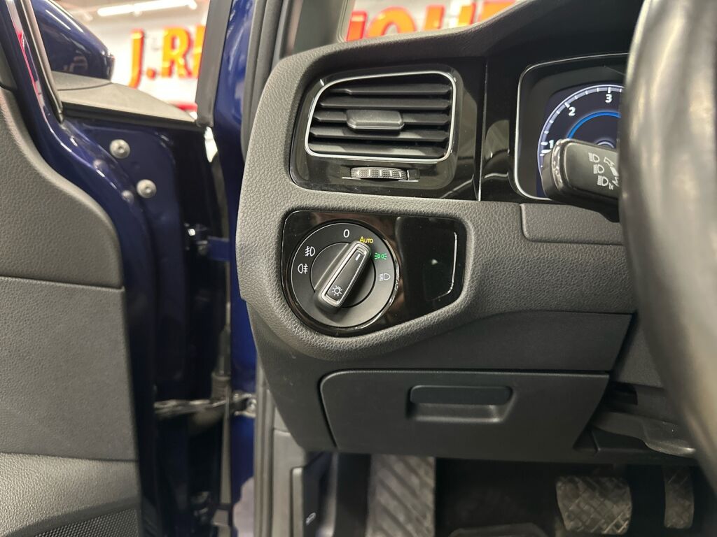 Volkswagen Golf 2019 Sininen