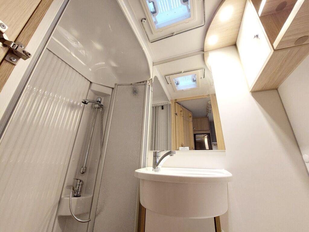 Sunlight A 68 2019 Valkoinen