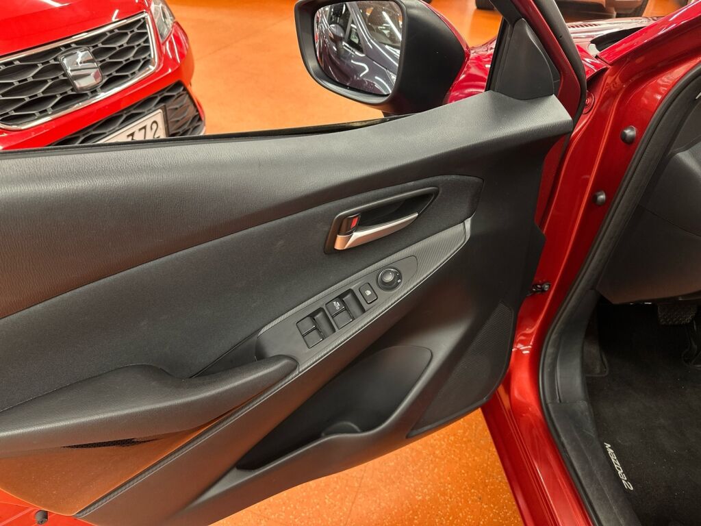 Mazda 2 2019 Punainen