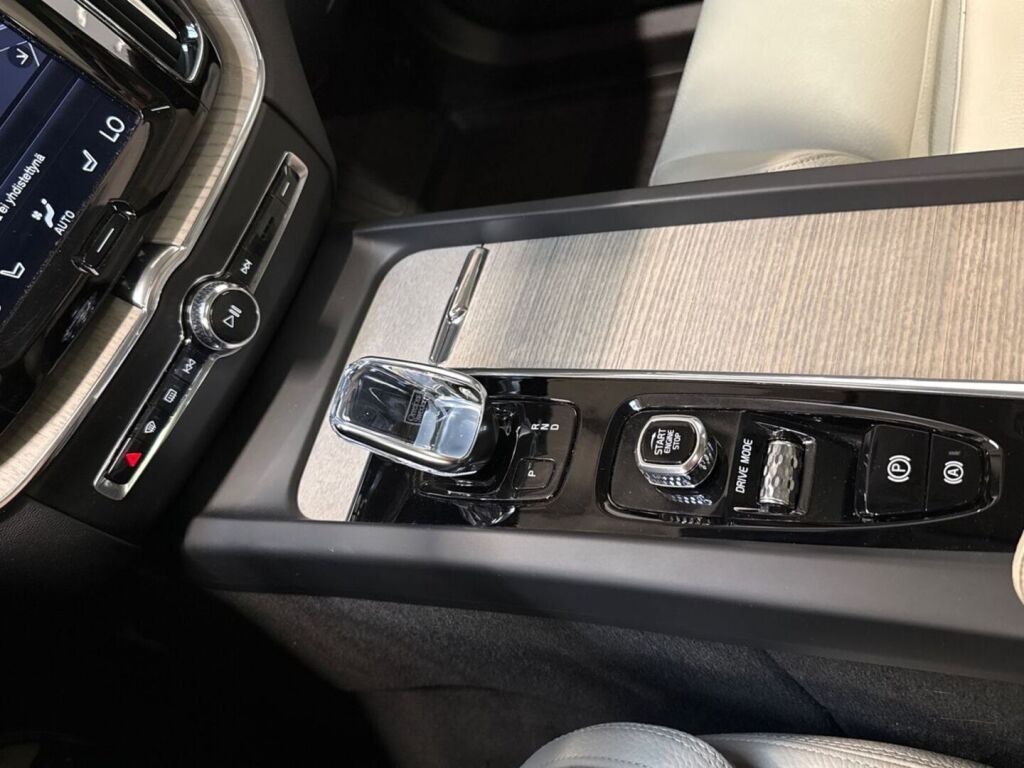 Volvo XC60 2020 Sininen